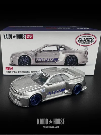 Kaido House X MINIGT KHMG143 Nissan Skyline GT-R (R34) Kaido Works SHINJUKU V1 – Silver